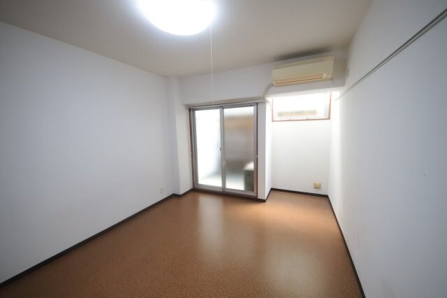 物件内観写真4　(ゆったりとしたリビングです)