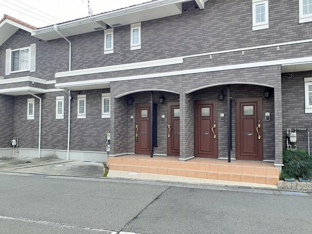 物件外観写真3　(ゆとりのあるエントランスです)