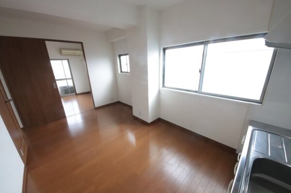 居室(こちらのリビングで趣味の時間をお楽しみください)