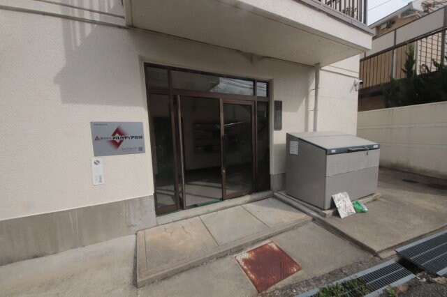 物件外観写真3　(清潔なエントランスです)