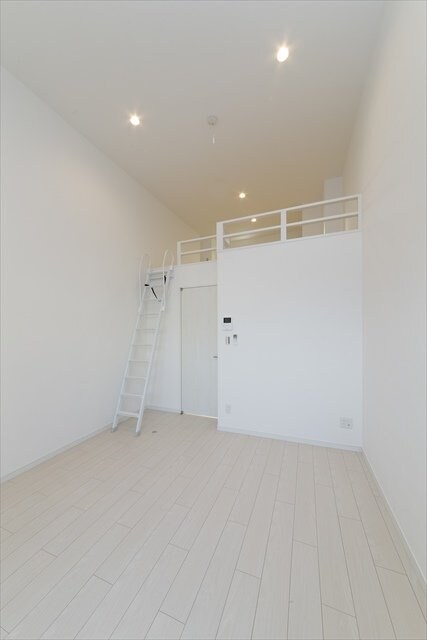 物件内観写真3　(こちらのリビングで趣味の時間をお楽しみください)