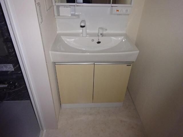 物件内観写真6　(広い洗面スペース)