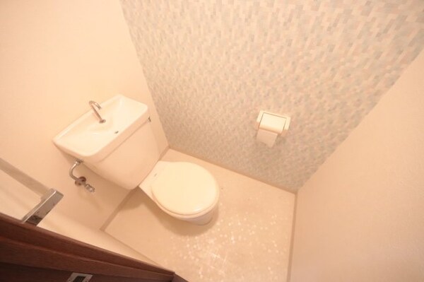 トイレ(落ち着いた色調のトイレです)