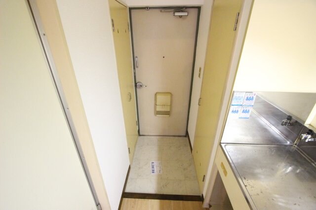 物件内観写真10　(収納もある玄関です)