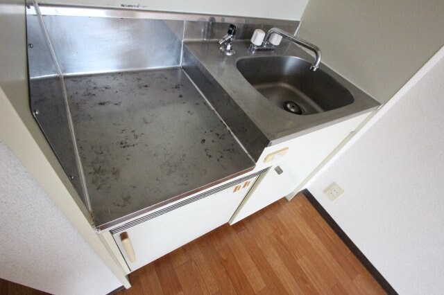 物件内観写真4　(コンパクトなキッチンで掃除もラクラク)