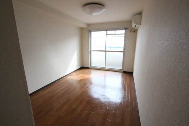 物件内観写真5　(おしゃれなリビングです)