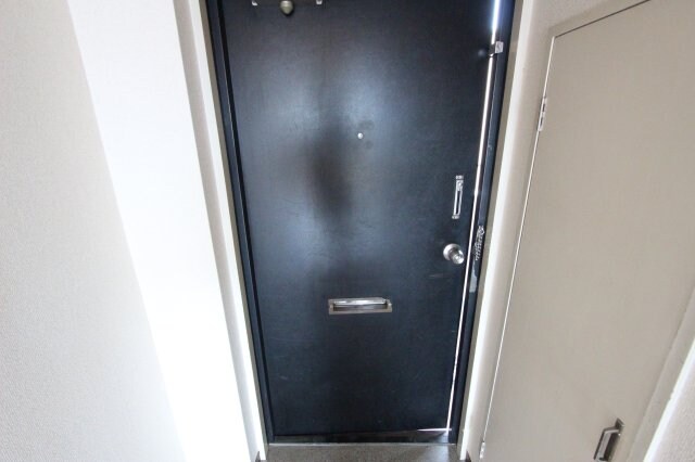 物件内観写真7　(ゆったりとした玄関です)