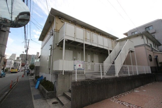 物件外観写真1　(外観は落ち着いています)