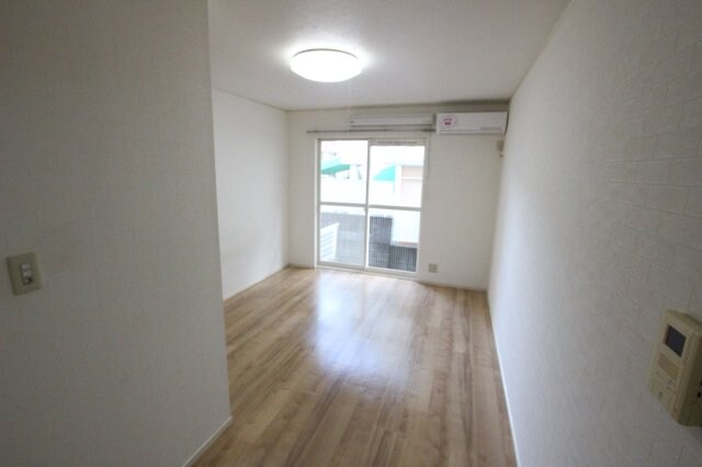 物件内観写真4　(こちらの居間で趣味の時間をお楽しみください)