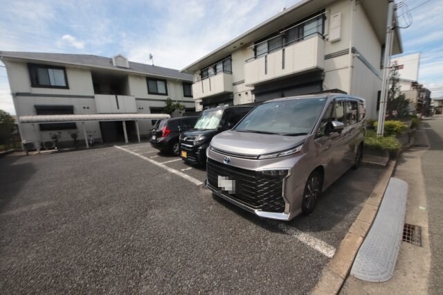 物件外観写真5　(駐車場があるので、車を買う予定の方も安心です)