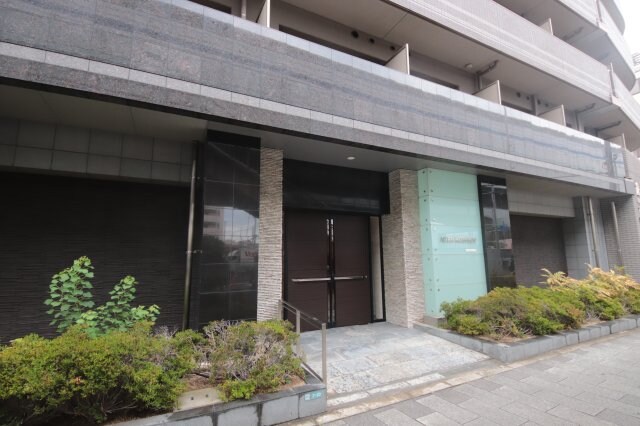 物件外観写真1　(清潔なエントランスです)