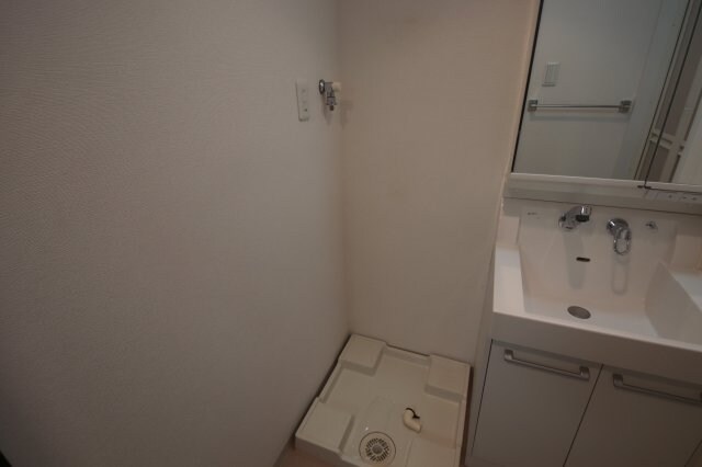 物件内観写真10　(ゆったりとスペースのある洗面所)