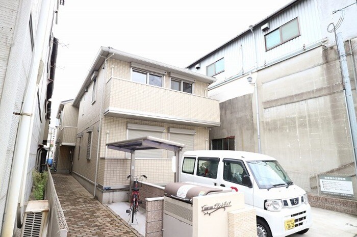 物件外観写真1　(きれいな外観です)