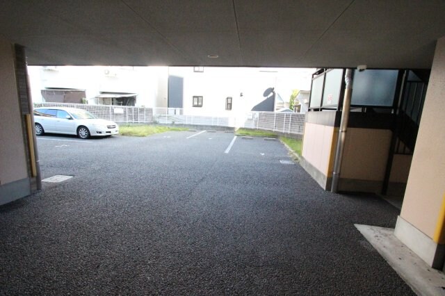 物件外観写真3　(駐車場です)