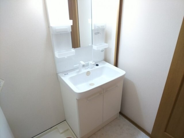 物件内観写真11　(ゆったりとスペースのある洗面所)