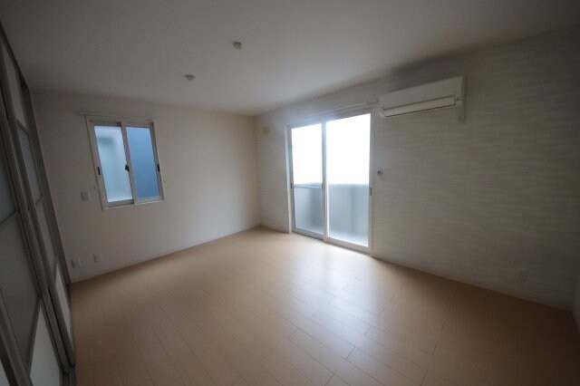 物件内観写真16　(こちらの居間で趣味の時間をお楽しみください)