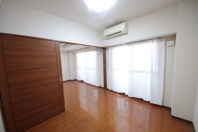 物件内観写真14　(使い勝手のいい寝室です)