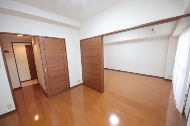 物件内観写真15　(広々とした洋室です)