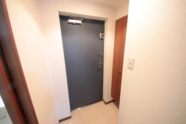 物件内観写真18　(収納もある玄関です)