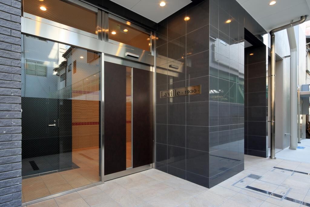 物件外観写真2　(ゆとりのあるエントランスです)