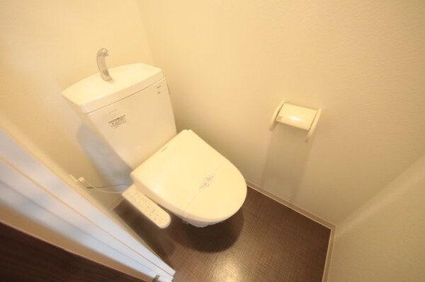 トイレ(落ち着いた色調のトイレです)