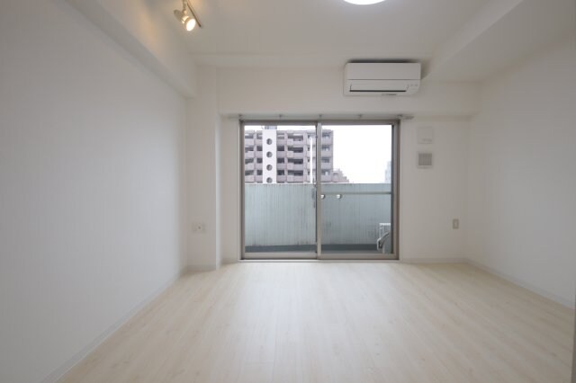 物件内観写真15　(こちらのリビングで趣味の時間をお楽しみください)