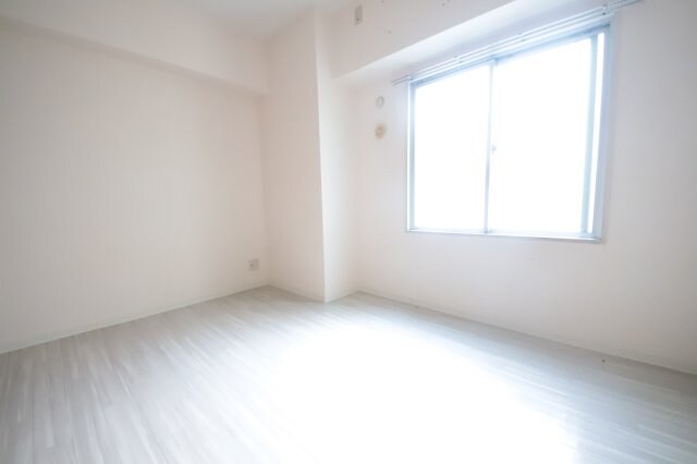 物件内観写真6　(落ち着いた色調の寝室です)