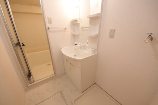 物件内観写真8　(明るい洗面所です)