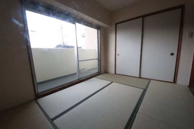 物件内観写真15　(広くて明るい寝室)