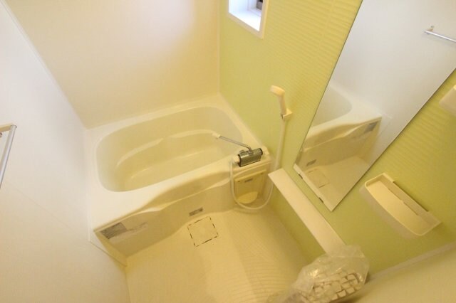 物件内観写真8　(日々の疲れを癒すお風呂付です)