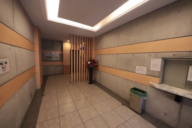 物件外観写真2　(ゆとりのあるエントランスです)