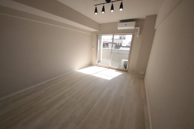 物件内観写真10　(ゆったりとしたリビングです)