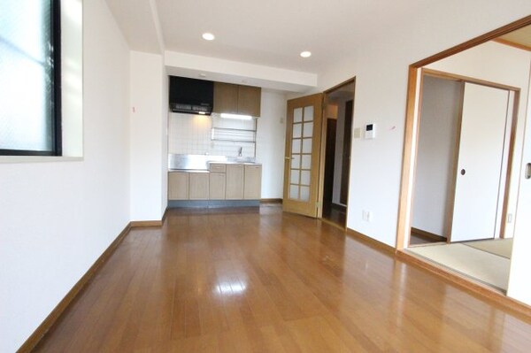 居室(こちらのリビングで趣味の時間をお楽しみください)