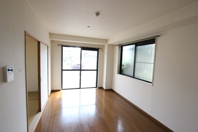 物件内観写真10　(おしゃれな居間です)