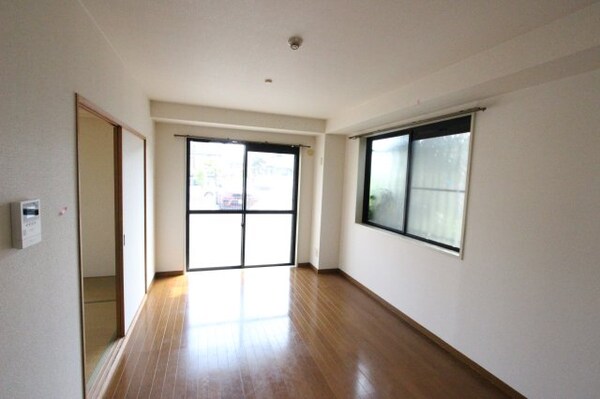 居室(おしゃれな居間です)