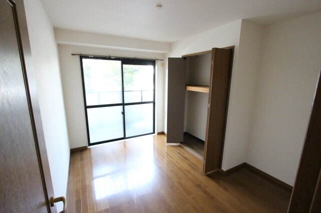 物件内観写真13　(こちらのリビングで趣味の時間をお楽しみください)