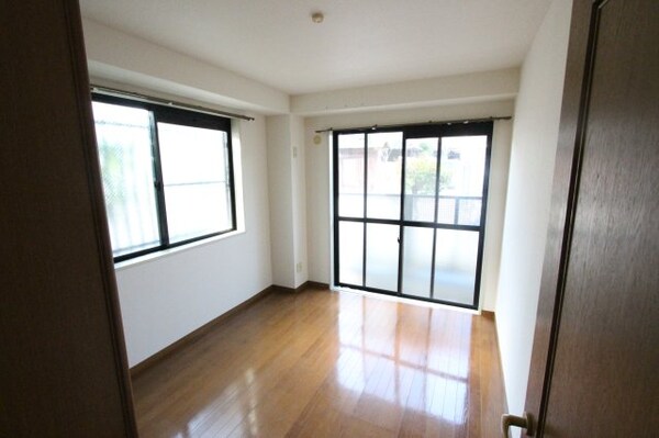 居室(おしゃれな居間です)