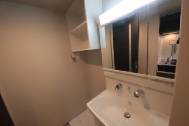 物件内観写真11　(広い洗面スペース)