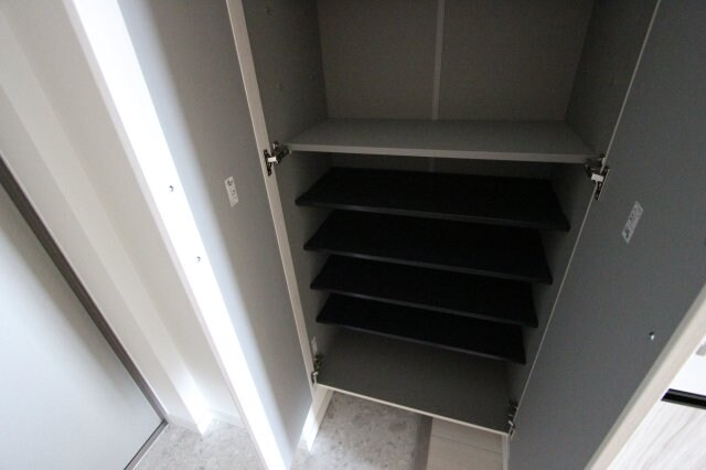 物件内観写真11　(収納豊富です)