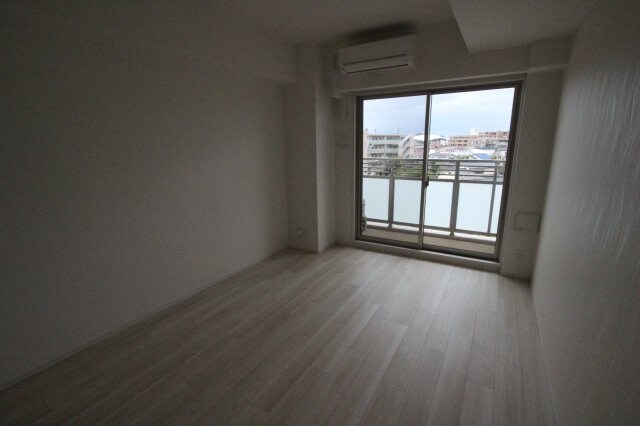 物件内観写真17　(こちらの居間で趣味の時間をお楽しみください)