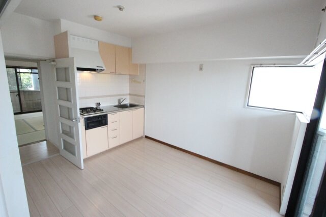 物件内観写真5　(おしゃれな居間です)