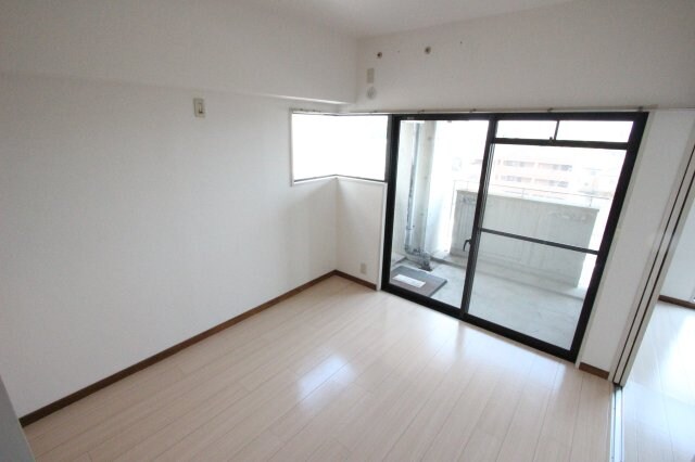 物件内観写真17　(こちらの居間で趣味の時間をお楽しみください)