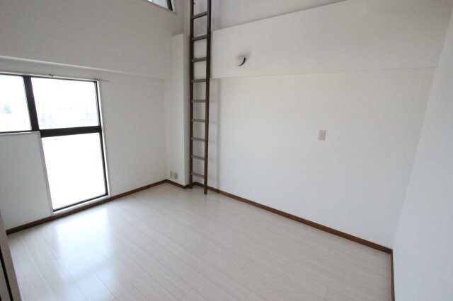 物件内観写真19　(開放的な寝室です)