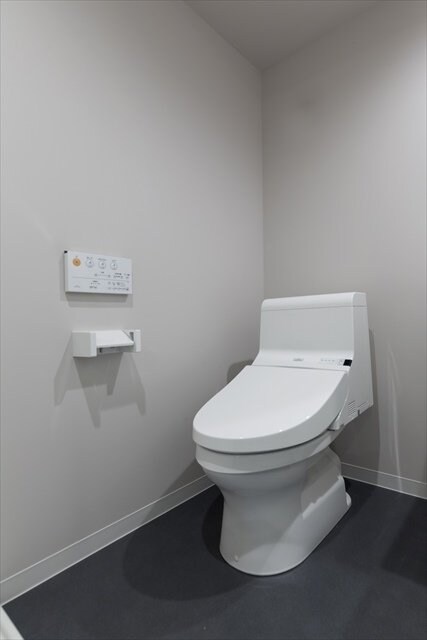 物件内観写真8　(落ち着いた色調のトイレです)