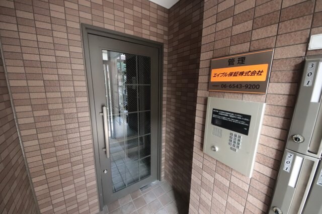 物件外観写真2　(落ち着いたエントランスです)