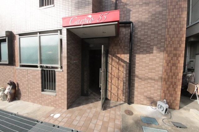 物件外観写真4　(清潔なエントランスです)