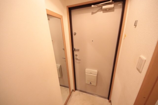 物件内観写真9　(明るい玄関です)