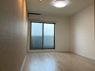 物件内観写真4　(こちらの居間で趣味の時間をお楽しみください)