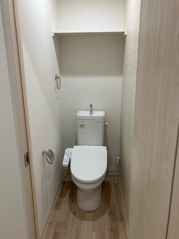 物件内観写真7　(落ち着いた色調のトイレです)