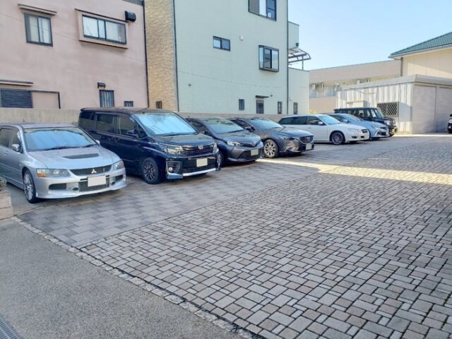 物件外観写真2　(駐車場に車を止められます)